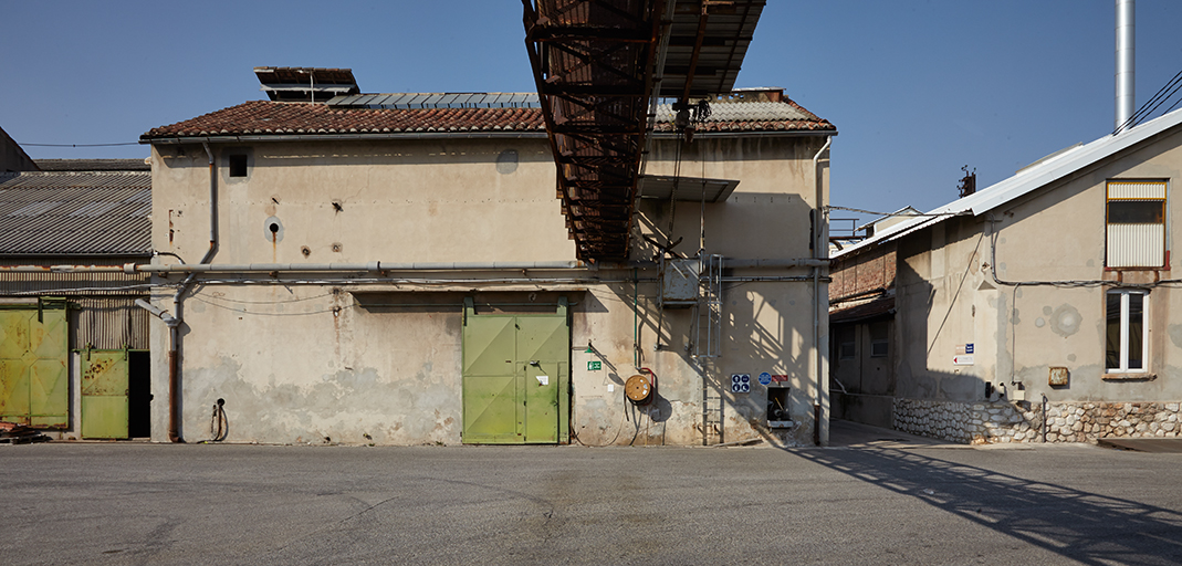 Le bâtiment des cuves de stockage des huiles.