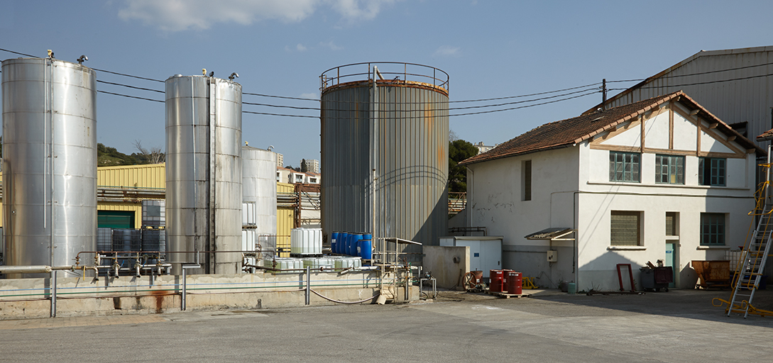 Cuves de stockage des huiles.