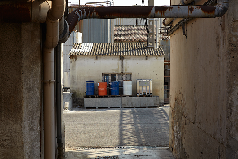 Dans les rues de l'usine.