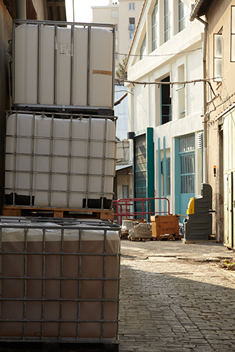 Dans les rues de l'usine.
