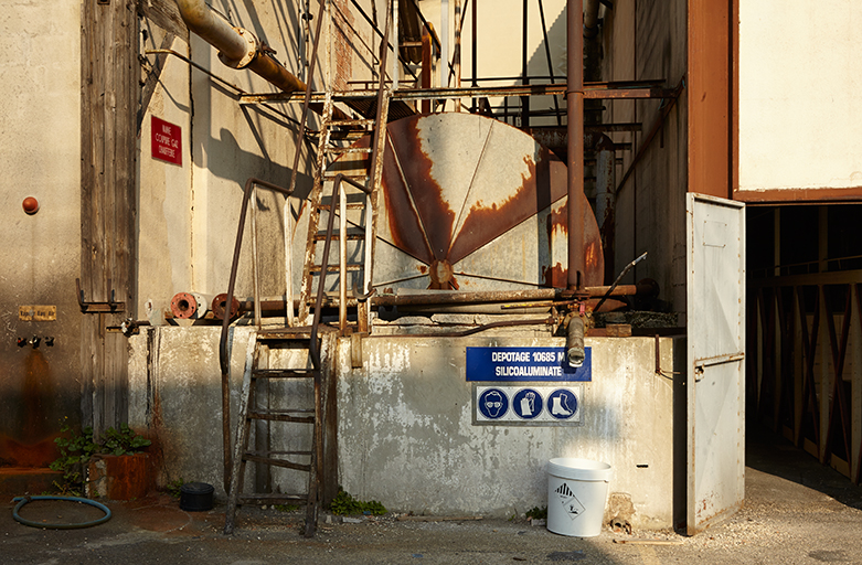 Le bâtiment de production des détergents. Détail d'une cuve.