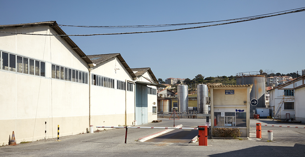 L'entrée de l'usine avec le pont à bascule.