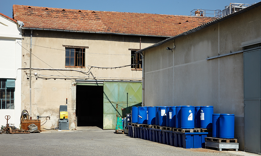 Au fond le bâtiment des chaudrons.