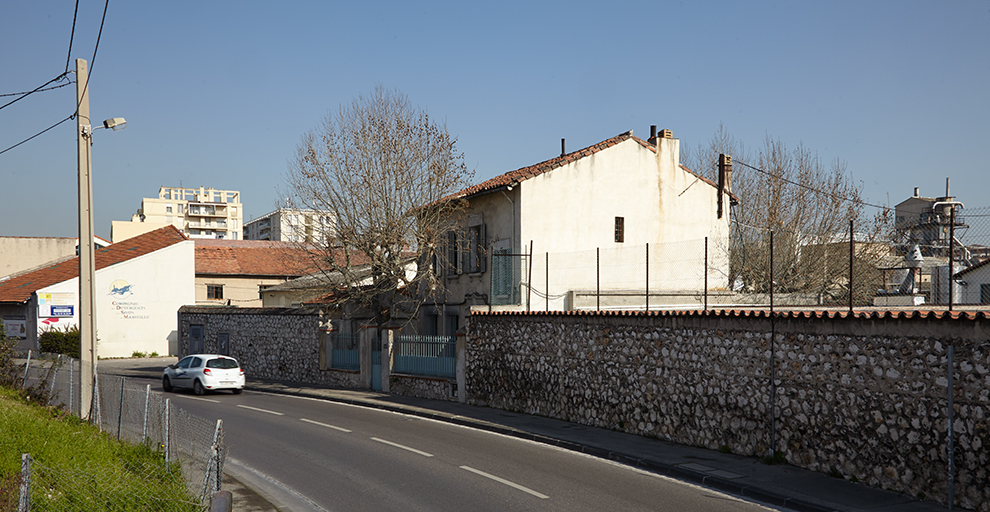 Le bâtiment de direction et l'entrée de l'usine donnant sur le chemin de Sainte-Marthe.