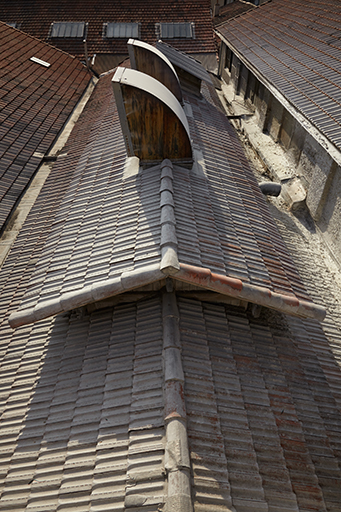 Ouvertures dans le toit du bâtiment qui abrite la chaîne de production du savon.