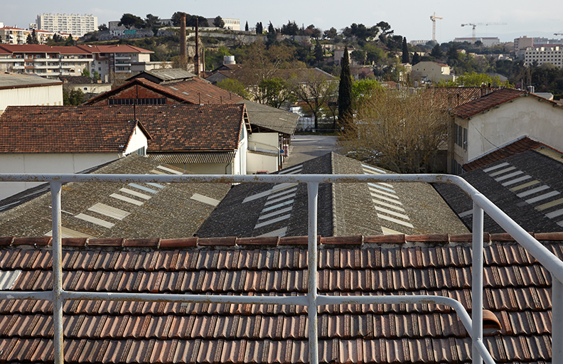 Vue prise du sommet de l'atomiseur, vers le sud. Au fond l'ancienne Savonnerie provençale, à droite les bureaux, au premier plan le toit du bâtiment des chaudrons.