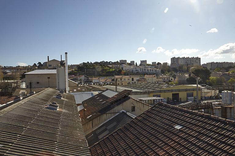 Vue de situation prise de l'ouest.