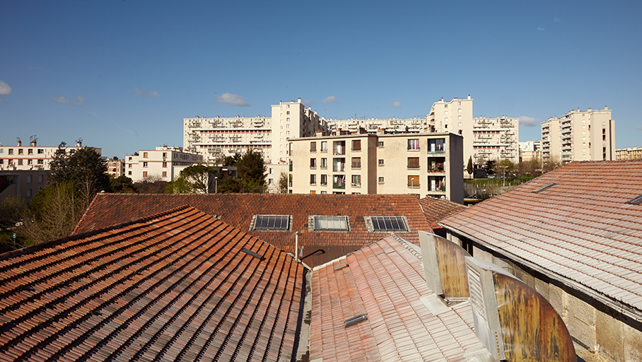 Les toits des bâtiments abritant la chaîne de production du savon. Au loin le quartier de Bon Secours.