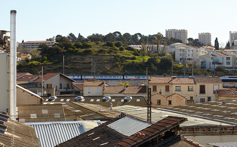 Les toits de l'usine en bordure de la ligne de chemin de fer.