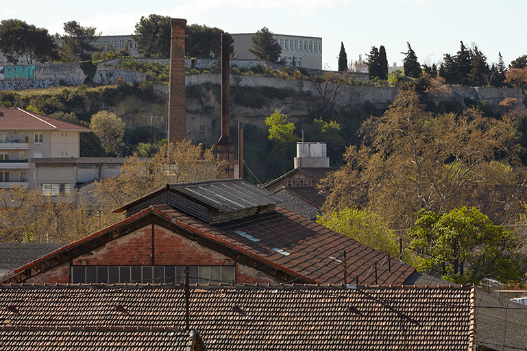 Les toits de l'usine. Au fond l'ancienne Savonnerie provençale.