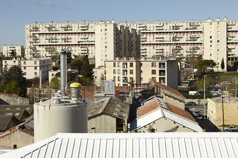 Les bâtiments de production du savon avec au loin le quartier de Bon Secours.
