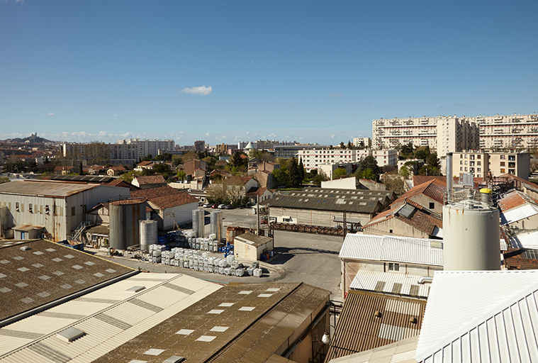 Vue de l'usine prise en haut de la tour d'atomisation.