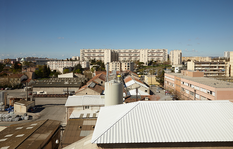 L'usine vue de la tour d'atomisation. A droite le boulevard de la Bougie.