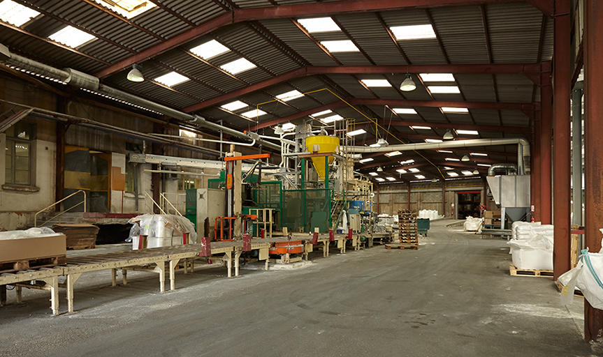 L'atelier de production des lessives en poudre. Vue d'un hangar.