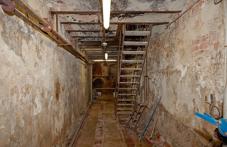 Un corridor dans le sous-dol du bâtiment des chaudrons.