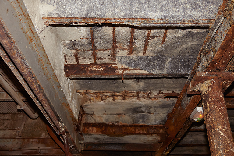 Bâtiment des chaudrons : dégradation du béton au plafond du sous-sol.
