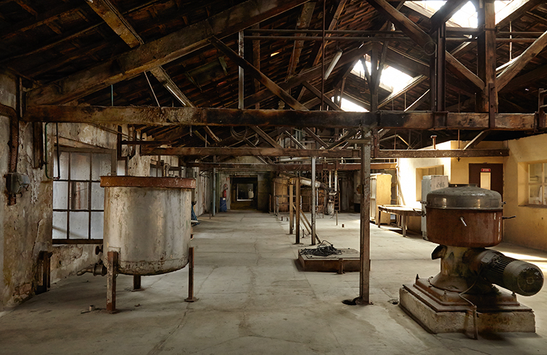 Centrifugeuses dans le comble à surcroît du bâtiment longeant le boulevard de la bougie.