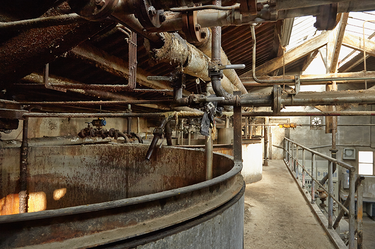 Dans le bâtiment abritant les cuves de stockage des huiles.