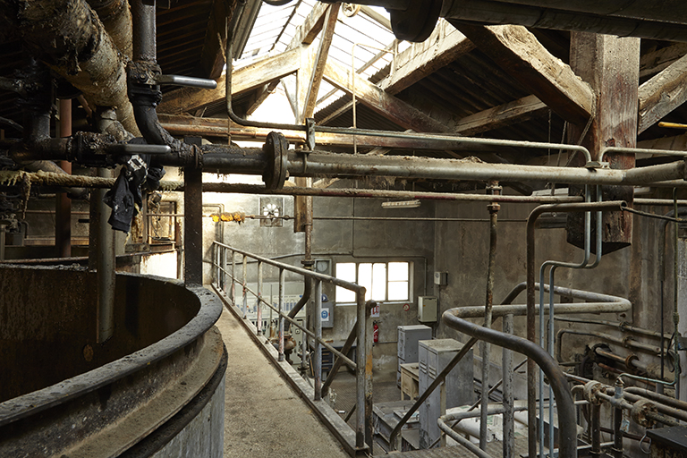 Le bâtiment du stockage des huiles.