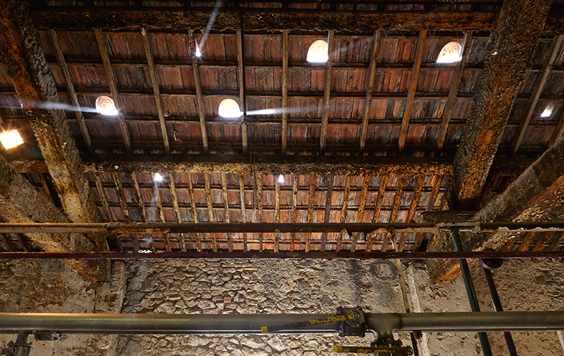 Bâtiment des chaudrons. Vue rapprochée de la charpente et de la couverture.