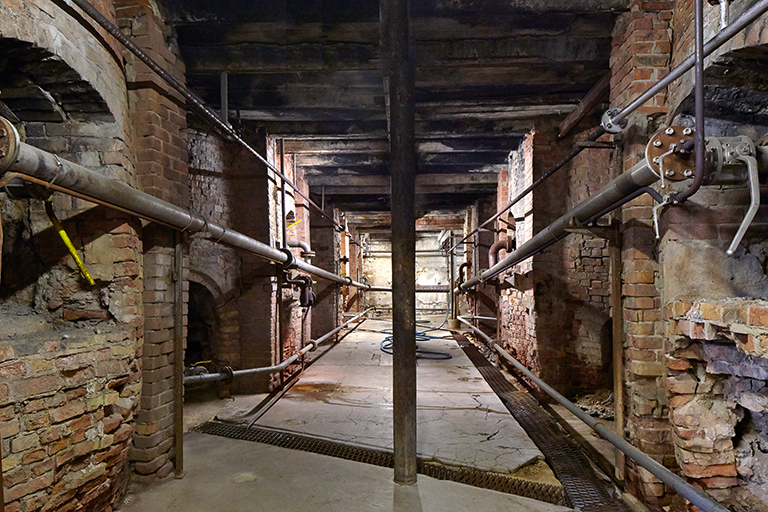 Dans le sous-sol du bâtiment des chaudrons. 