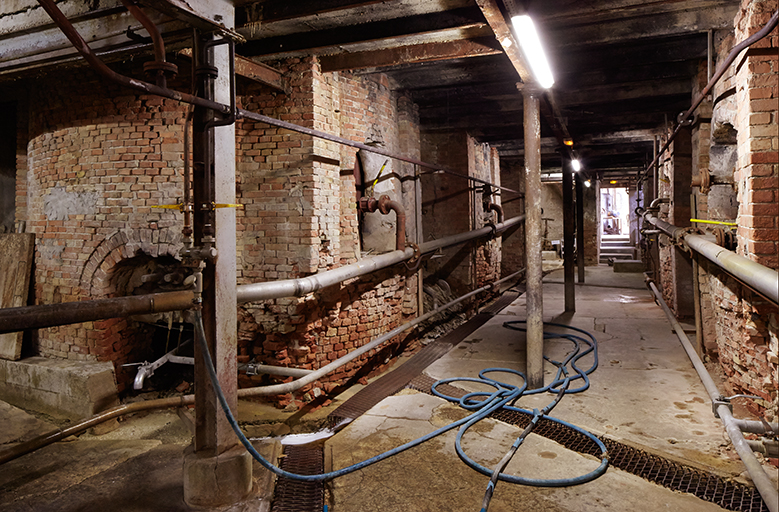 A la base des chaudrons, les anciens foyers maçonnés.