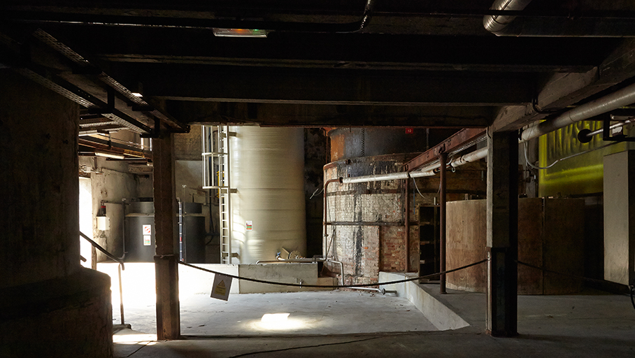 Sous la mezzanine du bâtiment des chaudrons.