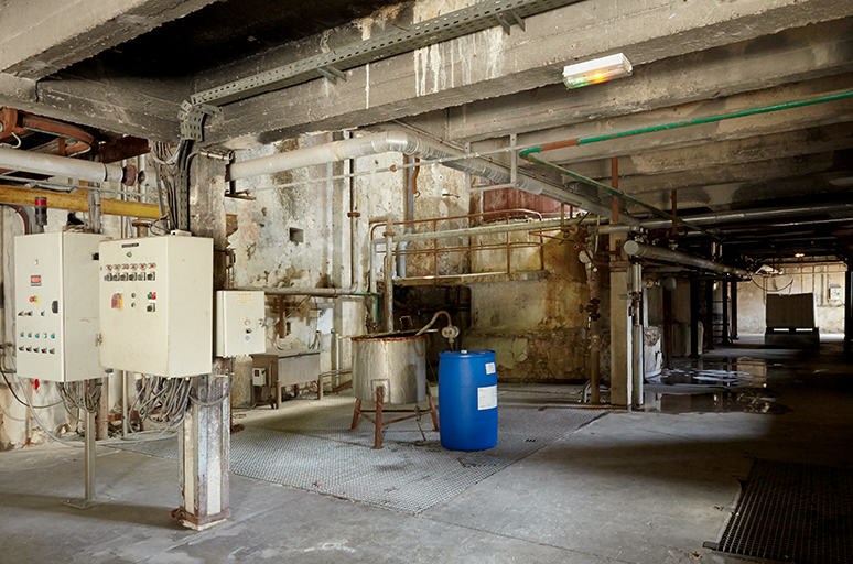 Sous la mezzanine des chaudrons, au rez-de-chaussée.