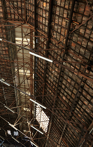 Le grand hangar situé au sud de l'usine, détail de la charpente.