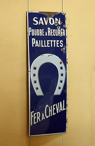 Dans la boutique.