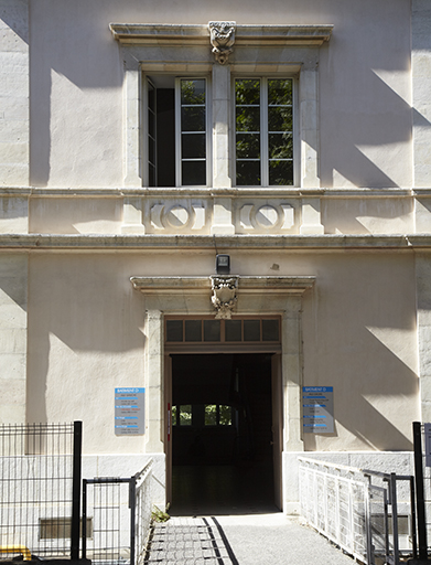 Corps de caserne, avant-corps central, détail de la porte d'entrée et fenêtre du premier étage.