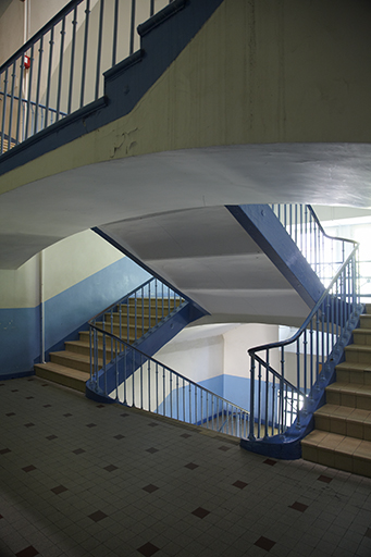 Corps de caserne, escalier central, vu du palier du premier étage.