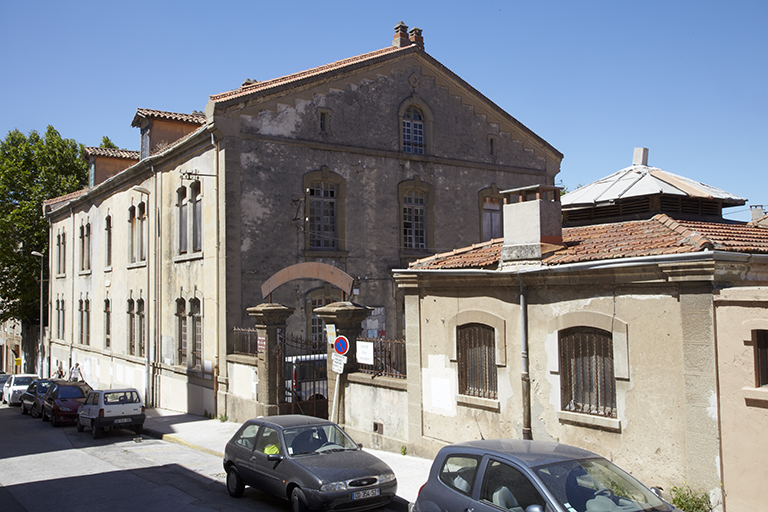 La caserne, son portail et son pavillon, vus du nord-est.