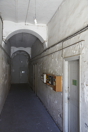 Corridor central du bâtiment de casernement.