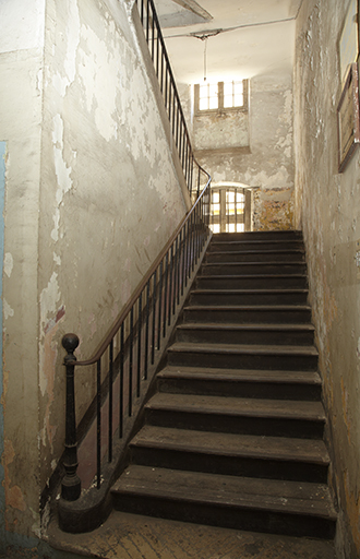 Escalier du bâtiment de casernement.