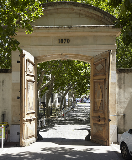 Portail d'entrée, face postérieure avec millésime.