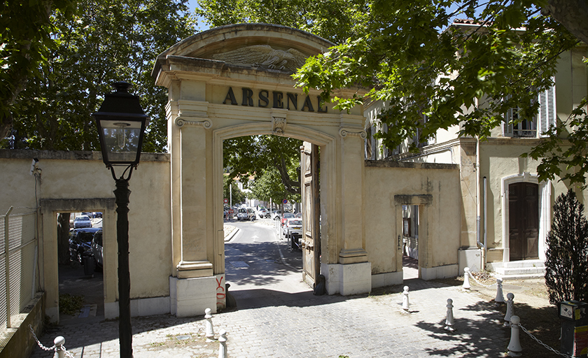 Portail d'entrée et pavillon de droite vus de l'extérieur.