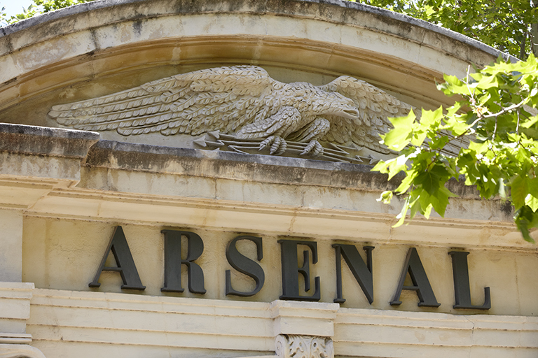Portail d'entrée, détail du fronton et de la frise.