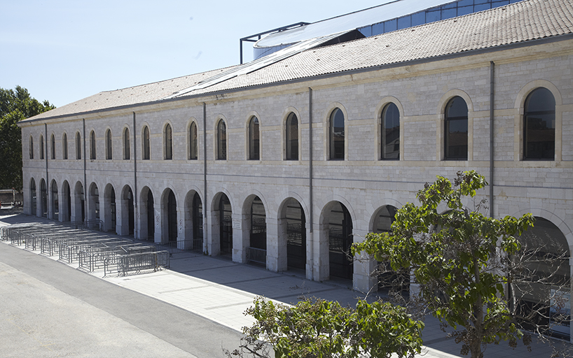 Alignement des travées à arcades de la façade sur cour du bâtiment ouest.