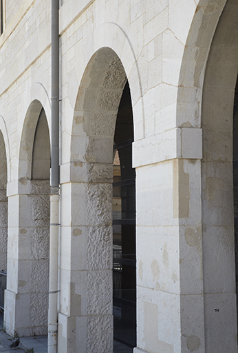 Détail des arcades du bâtiment ouest.