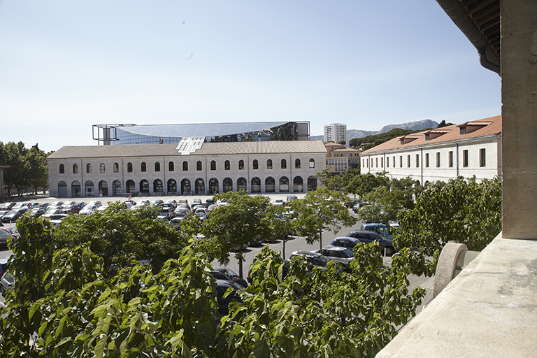 Vues de la cour prise depuis les fenêtres du bâtiment nord-est.