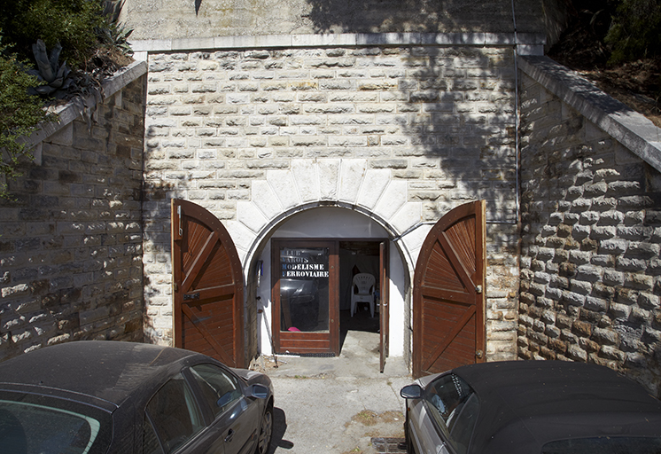 Extension nord. Arcade d'entrée, côté rue du rempart, de la casemate et de la poterne de la courtine K-L
