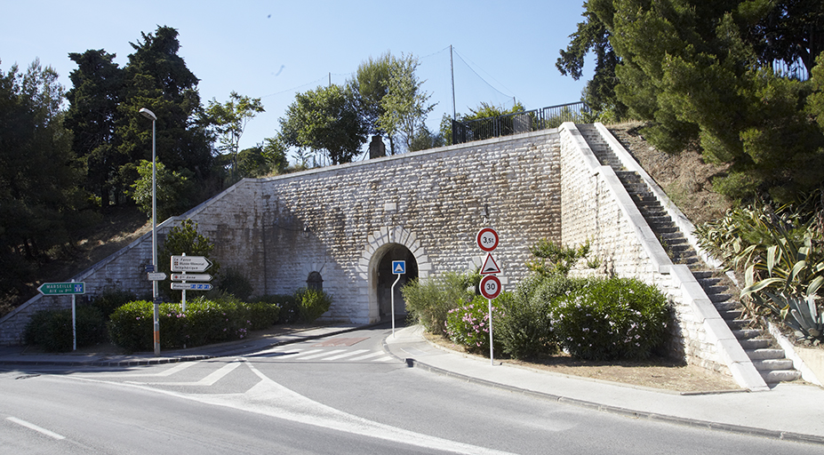 Façade côté ville de la porte Sainte-Anne, revêtement du rempart, murs de profil et arcade du passage.