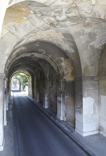 Passage d'entrée voûté de la porte Sainte-Anne, vu depuis le débouché vers la ville, au fond, l'avant-porte.