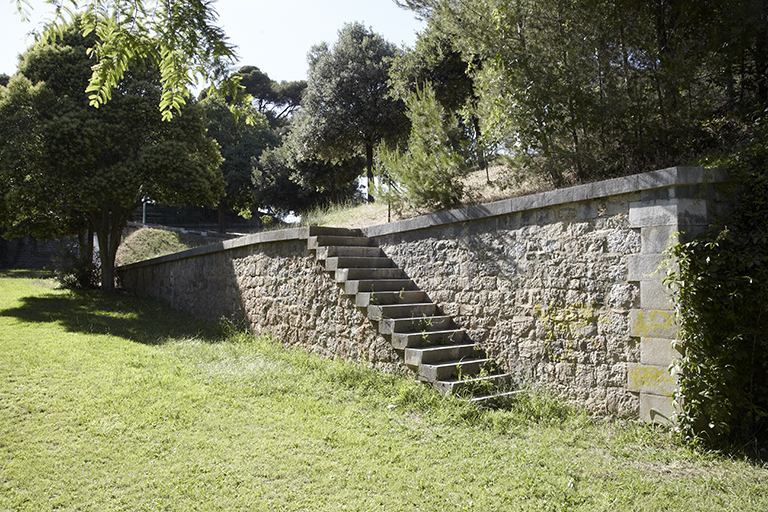 Revêtement intérieur de la tenaille de la courtine I-K, avec escalier en pas de souris.