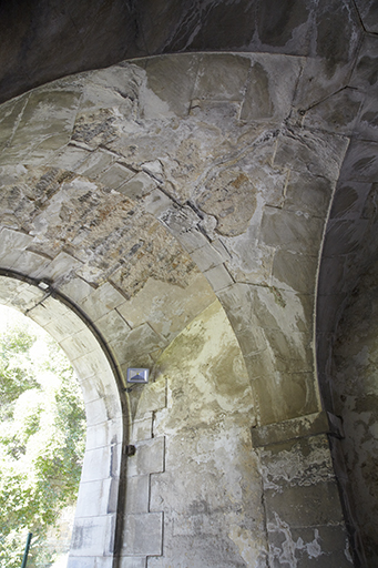 Détail de l'arrière-voussure de l'arcade d'entrée de la porte Sainte-Anne, côté fossé.