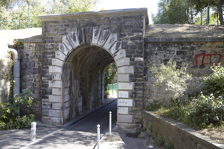Arcade de l'avant-porte Sainte-Anne, dans la tenaille (I-K), côté extérieur.