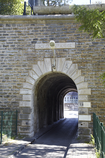 Arcade du passage de la porte Sainte-Anne, côté fossé.