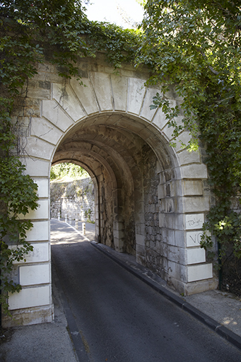 Arcade de l'avant-porte Sainte-Anne, dans la tenaille (I-K), côté porte Sainte-Anne.