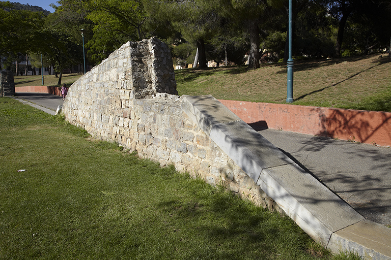 Extension nord. Mur de profil d'une ancienne traverse du chemin couvert du front K-L, avec tablette.